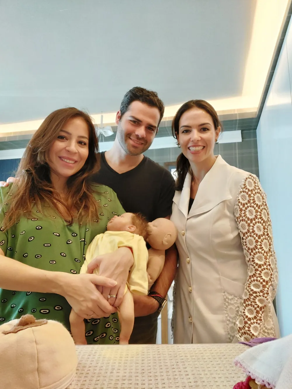 Karen com casal durante o curso prático de pais