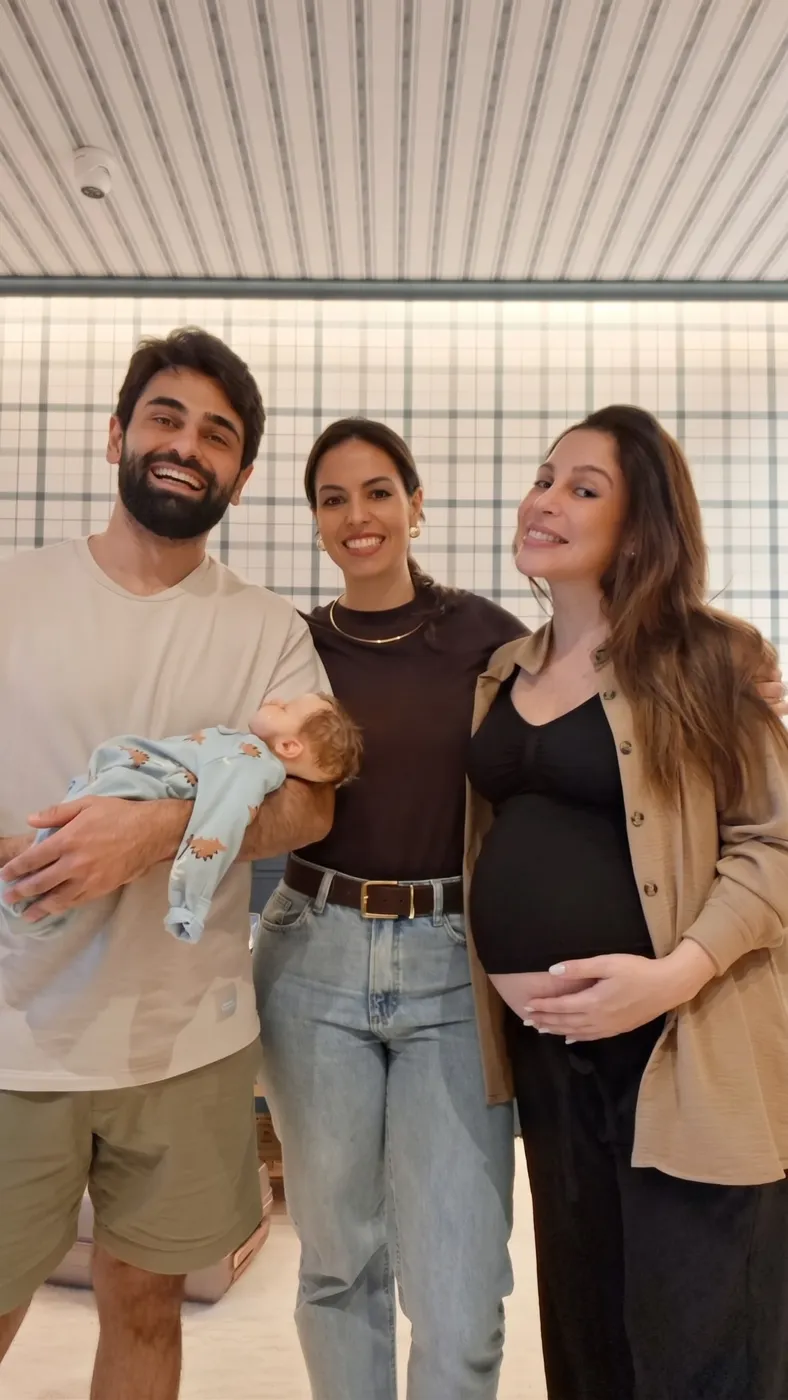 Karen com casal e o bebê