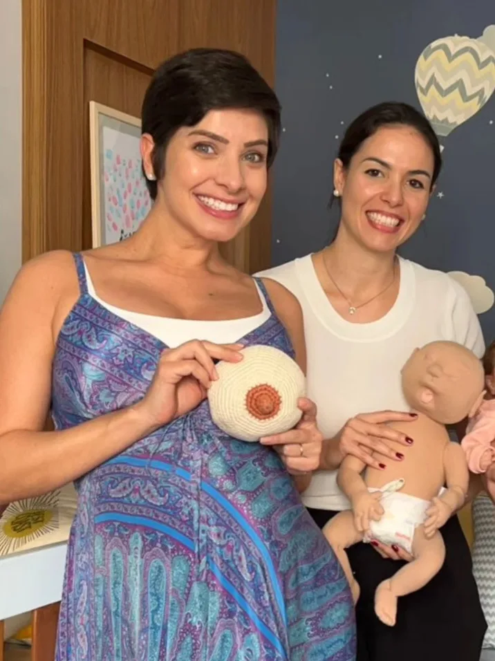 Karen com gestante no curso prático de pais